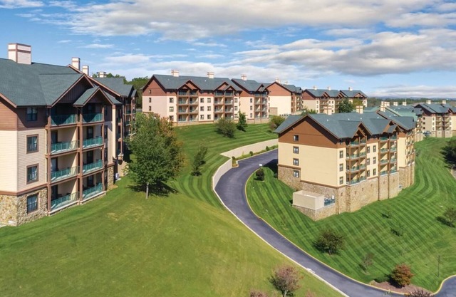1Bed/1Bath - Smoky Mountains Retreat! Stunning Views, Pools, and More!