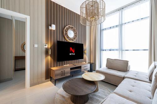 1BHK Sharjah Luxury Apartment - Designer Den