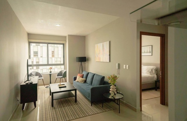 1BR|1BA Apartment W/pool, gym, high speed WiFi