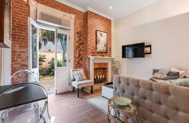 1BR 1BA Condo w/pool near Bourbon St - 3 min walk