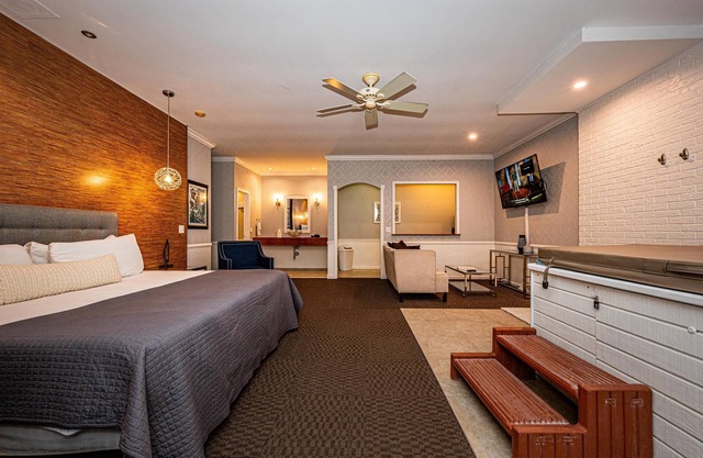 1BR, 1BA Luxury Hot tub Suite
