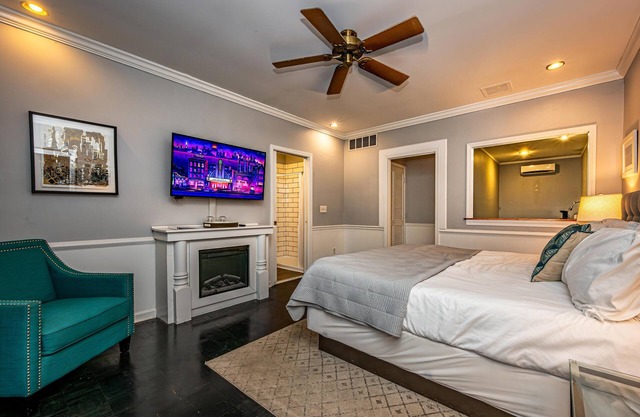 1BR, 1BA Luxury Hot tub Suite