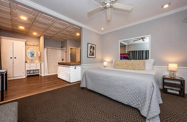 1BR, 1BA Luxury Hot tub Suite