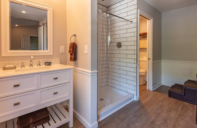 1BR, 1BA Luxury Hot tub Suite