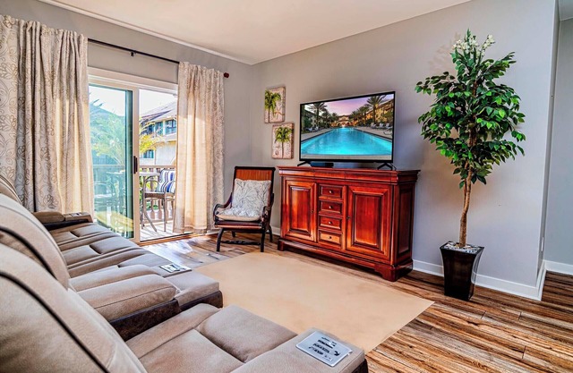 1BR Pool front view- no carpet- balcony over pool courtyard w/hot tub