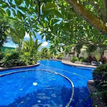 1Br QC Furnished Condo FREE Pool Access, FAST WIFI