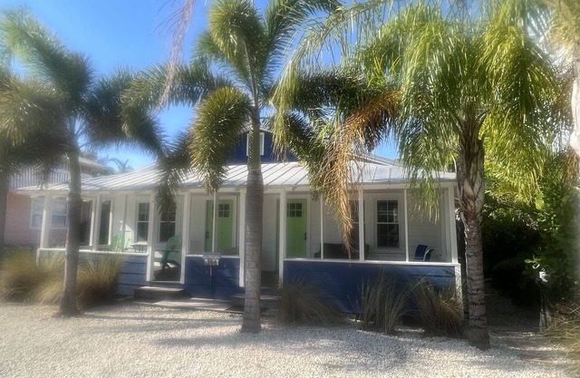 1BR West Unit of Beach to Bay Cottage.just 100 feet from Gulf Beach!