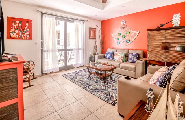 1st-floor apt with fast WiFi, patio, grill, outdoor pools, pool spa, beach views