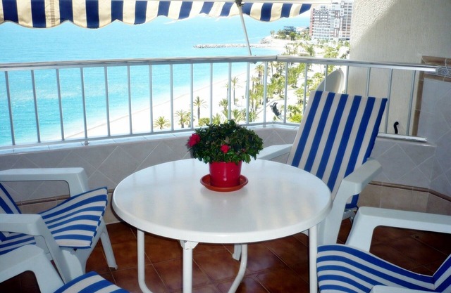 1st line of the beach. Air conditioner. Pool. Tennis. Free WIFI