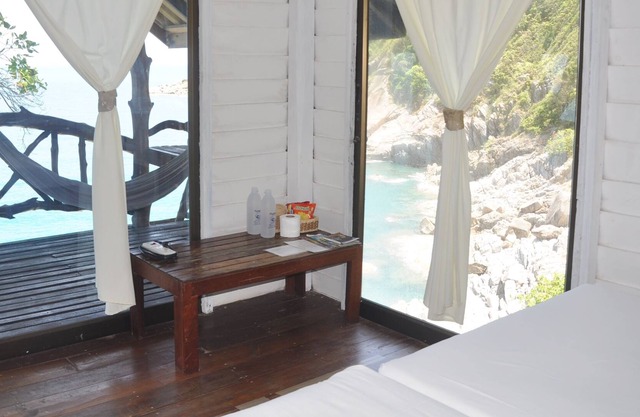 1st Row Seaview Fan Cottage