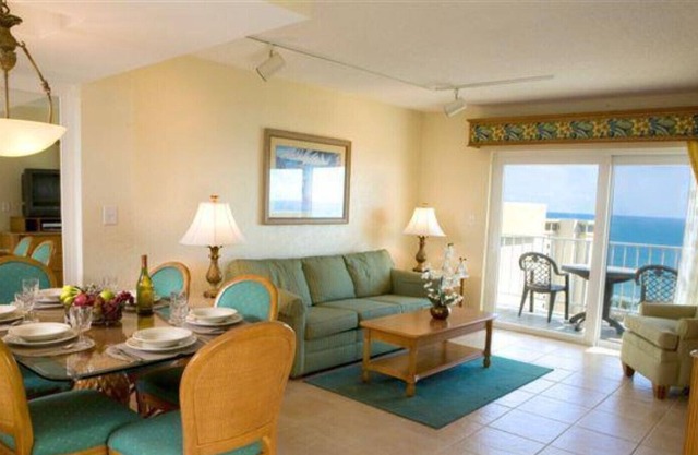 "2" 1bed 1 bath condo 1 block off beach sleeps 6