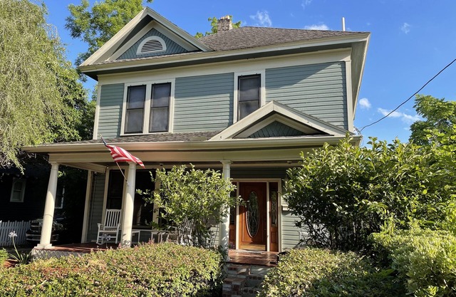 2/2 Apt downtown in restored historic home yr 1891