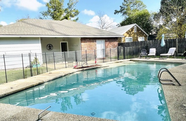 ❤️2.2 MilesToLSU 2 Desks WasherDryer AC🤿Pool FencedYardPatio📺SmartTV❤️