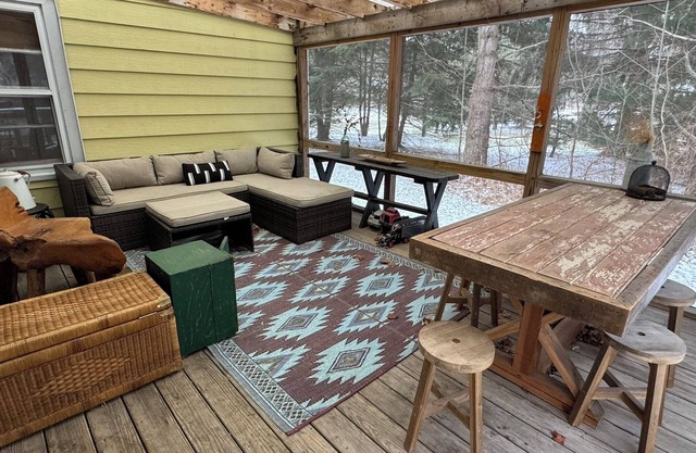 2-3 nt min Serene Wooded lot fire pit hot tub screened porch