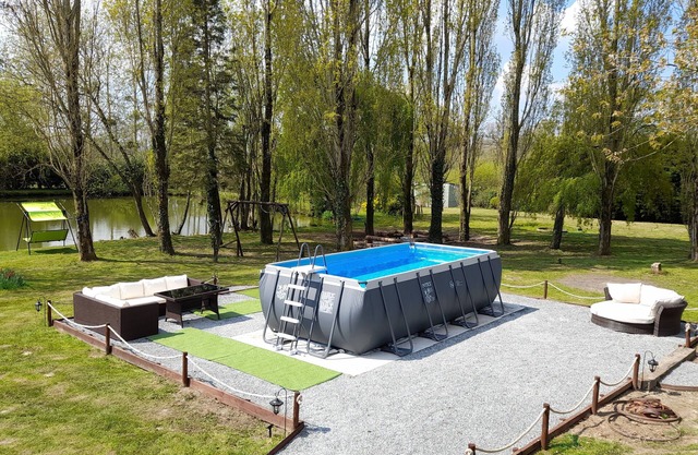 2/3 person studio gite overlooking lake