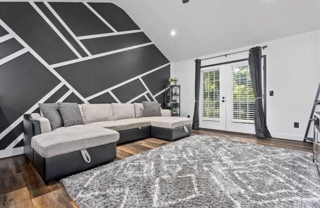 2.5mi to Stadium/Arena. Close to AU Club Golf. Easy access from I-85