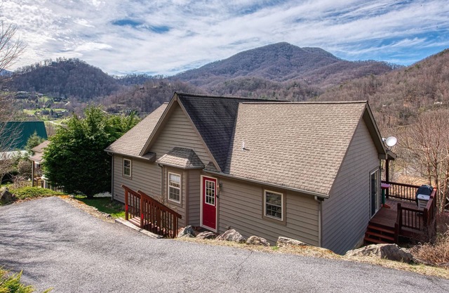 2 BD 2 BA Cottage, Paved Access, Close to Town, Super Views, Cable, WIFI,