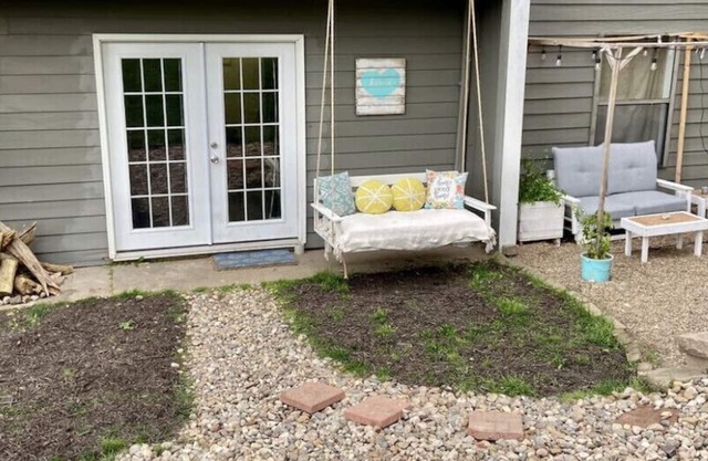 2 bd, 2 full bath apt, close to airport & downtown!