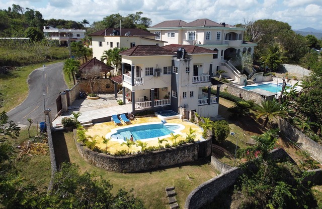 2 BDR 3 Beds Villa w/Pool and Jacuzzi - 2 minutes from the beach!
