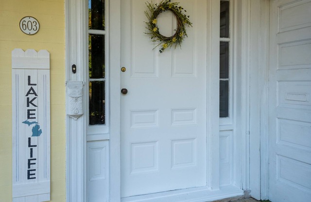 2 bdr historic house located one block/walking distance to downtown St. Joe!