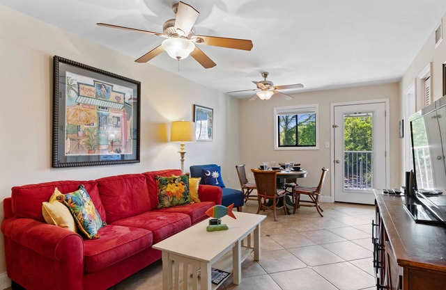 2 bdrm. Oceanside Resort. Private Beach Access. 3 pools. Hot Tub. Pack N Play.