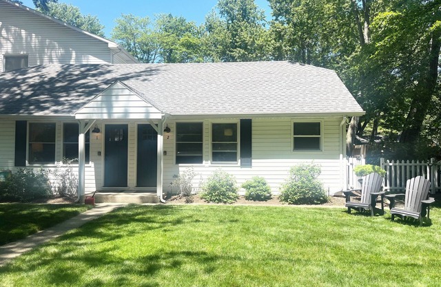 2 bed/1 bath, 1.5 blocks to beach/town, dog friendly