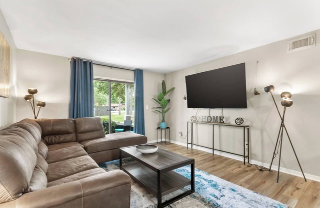 2 bed/2 bath condo w/Fenced Yard * Dog Friendly * Bears Den C