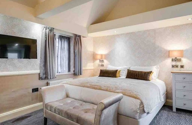 2 Bed/2 Bath Luxury Entire Flat, Patio, Sky TV, AC
