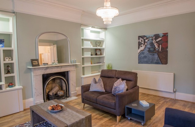 2 Bed/2 Bath Nr Christchurch Park, (Grd Flr)
