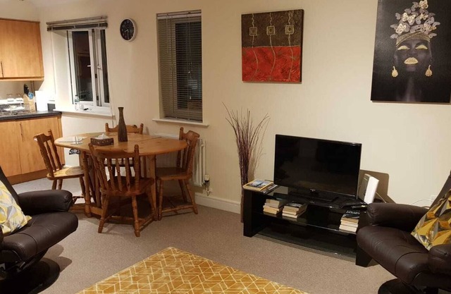 2 Bed Apt Near Hatfield Station w/ Free Parking