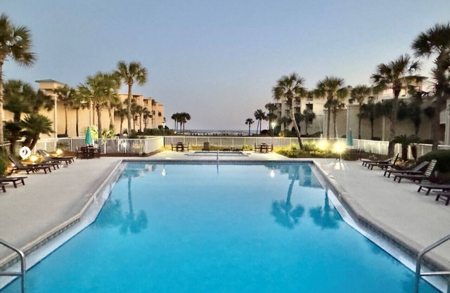 2 Bed Condo Beachfront MONTHLY SNOWBIRD SPECIALS