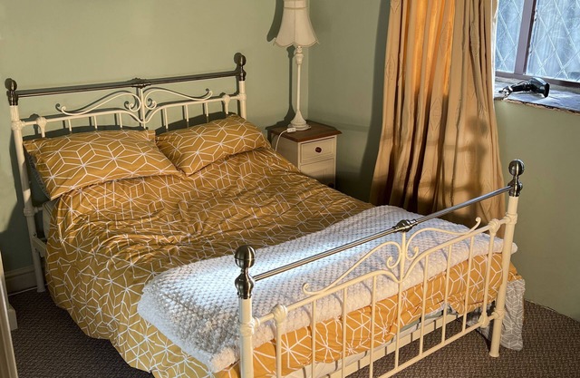 2 Bed Cottage - Sleeps 4 - Pets - Parking