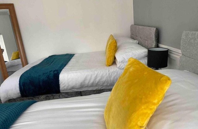 2 Bed Flat - Sleeps 7 - Parking - Wifi