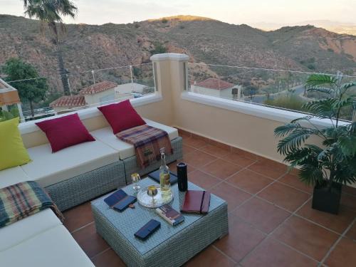 2 Bed House Sleeps 4 - Pool Sea Views Parking