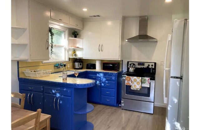 2 Bed Near Doctors Hospital: Beautiful, Sunny, New
