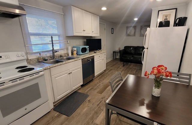 2 bedroom 1 bath. 8 minutes from Downtown Apex