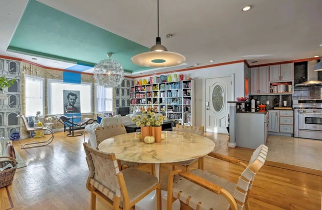 2 Bedroom/2 Bathroom Stylish Designer Flat