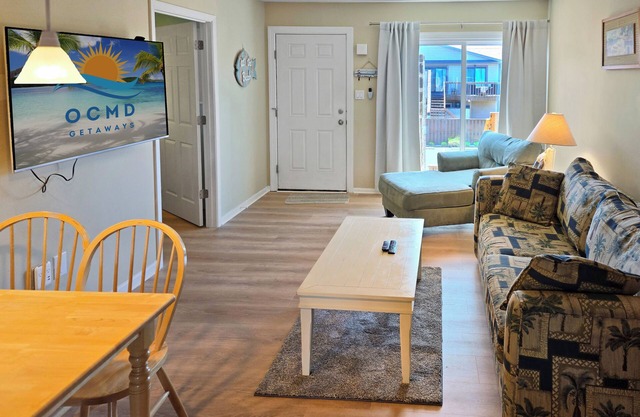 2 bedroom, 2 bathroom condo with an outdoor pool and indoor pool! COV35