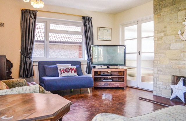 2 bedroom accommodation in Kingsgate, Broadstairs