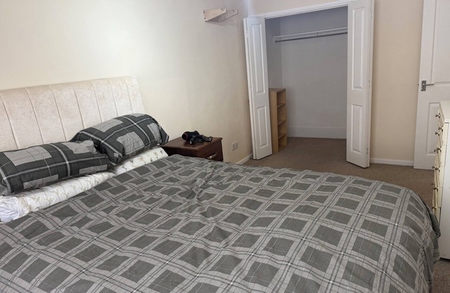 2 bedroom apartment with full kitchen, Tassimo coffee machine and WiFi.