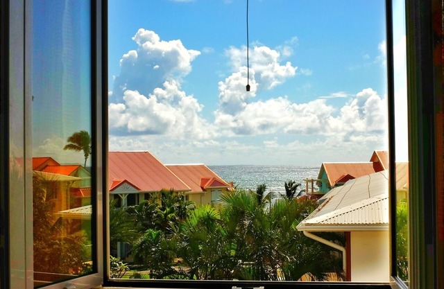 2 bedroom apartment, sleeps 4, sea view and access to 50m
