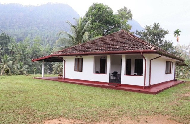 2-bedroom bungalow in charming Thawalama with WiFi, AC