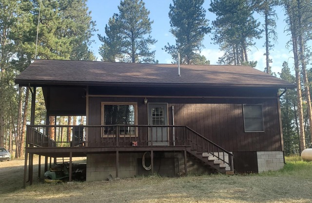 2-bedroom cabin 19 miles N of Lewistown MT that sleeps 10-11 people.