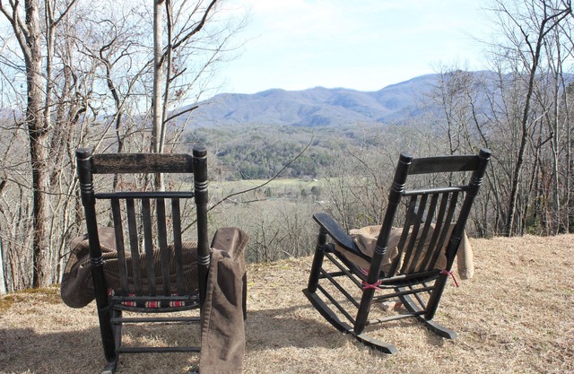 2-bedroom cabin just 13 minutes from Great Smoky Mountains National Park