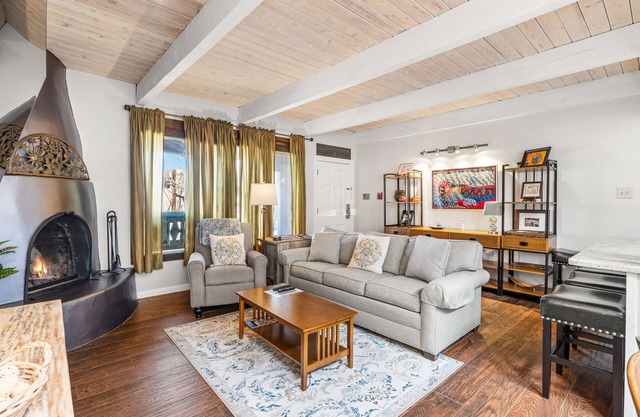 2-Bedroom Condo with Kiva Fireplace Walk to the Plaza