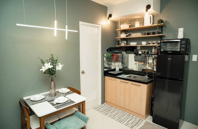 2-bedroom Elegant Condo With Sunrise & Mountain View