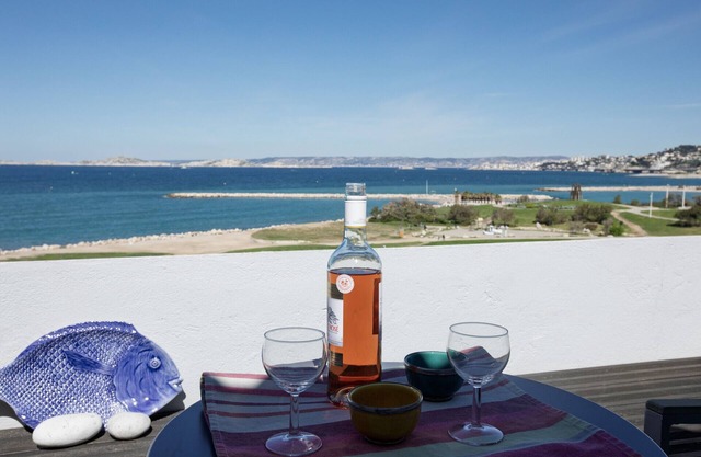2-bedroom flat facing the sea
