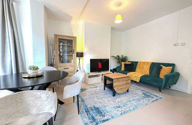 2 Bedroom flat with FREE Wi-Fi & Balcony in White City, Hammersmith