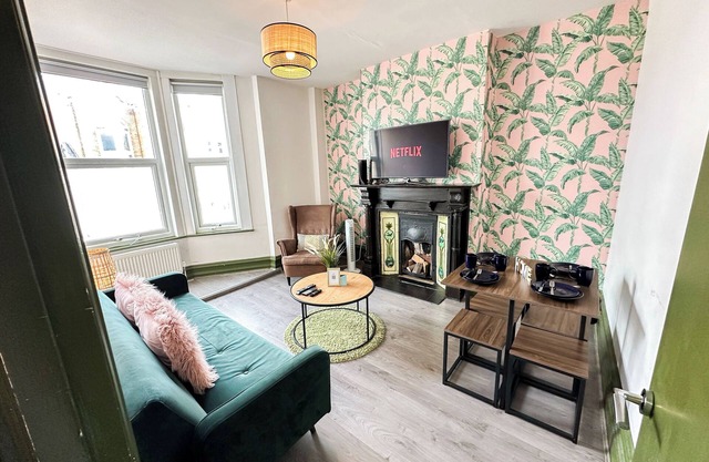 2 Bedroom Flat with indoor fireplace in Shepherds Bush near White City London