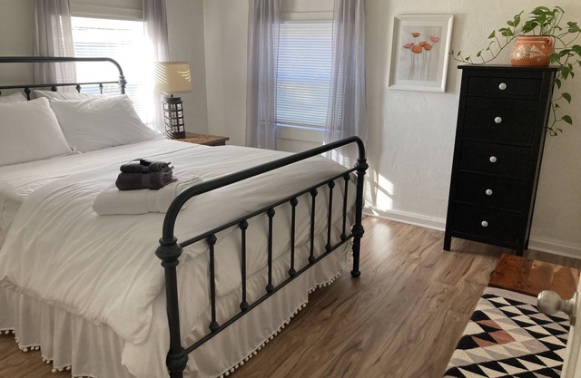 2 Bedroom Flat With Short Walk to Downtown